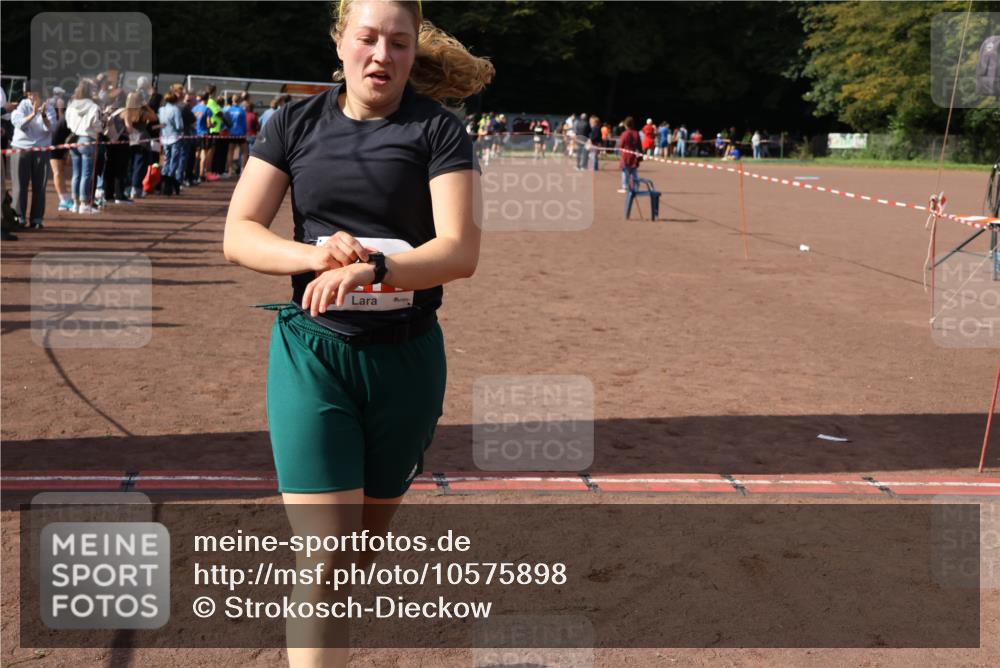 27.09.2026 - 35. Volkslauf durch das schöne Alstertal Strokosch-Dieckow http://msf.ph/oto/10575898 27.09.2026 12:30:07 Ziel 2210, 2211 meine-sportfotos.de