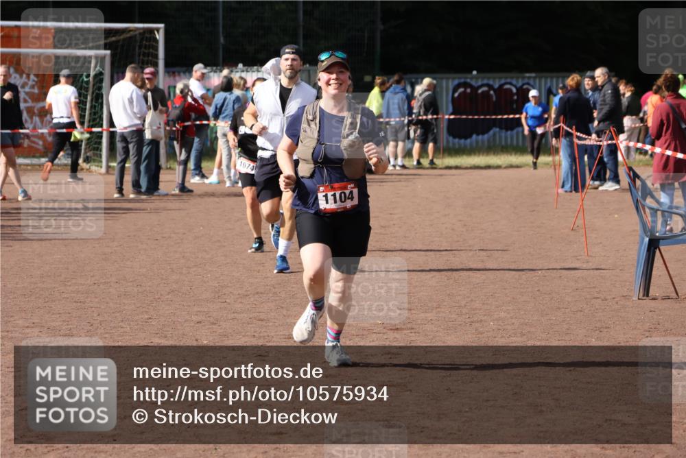 27.09.2026 - 35. Volkslauf durch das schöne Alstertal Strokosch-Dieckow http://msf.ph/oto/10575934 27.09.2026 12:30:19 Ziel 1074, 1104, 2398 meine-sportfotos.de