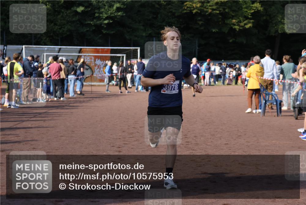27.09.2026 - 35. Volkslauf durch das schöne Alstertal Strokosch-Dieckow http://msf.ph/oto/10575953 27.09.2026 11:20:01 Ziel 3398, 3978 meine-sportfotos.de