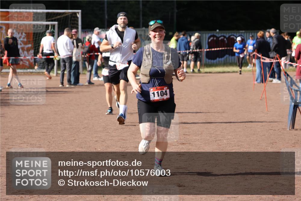27.09.2026 - 35. Volkslauf durch das schöne Alstertal Strokosch-Dieckow http://msf.ph/oto/10576003 27.09.2026 12:30:19 Ziel 1074, 1104, 2398 meine-sportfotos.de