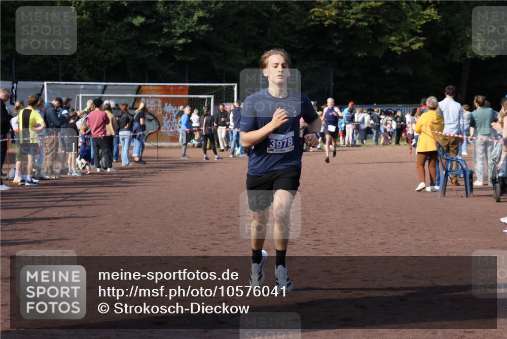 27.09.2026 - 35. Volkslauf durch das schöne Alstertal Strokosch-Dieckow http://msf.ph/oto/10576041 27.09.2026 11:20:01 Ziel 3398, 3978 meine-sportfotos.de