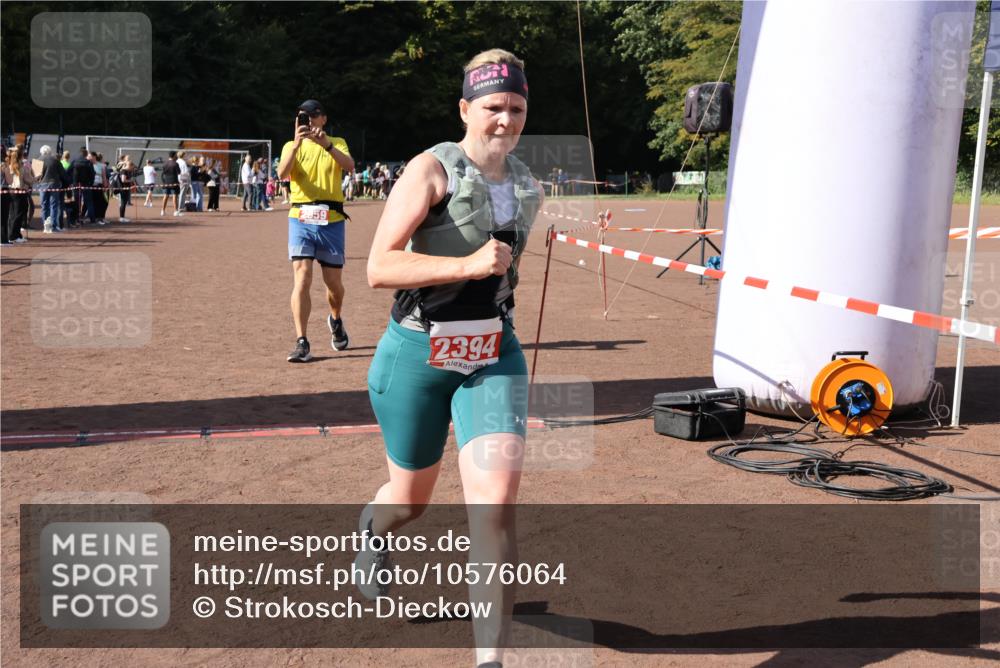 27.09.2026 - 35. Volkslauf durch das schöne Alstertal Strokosch-Dieckow http://msf.ph/oto/10576064 27.09.2026 12:37:58 Ziel 1134, 2394, 2959 meine-sportfotos.de