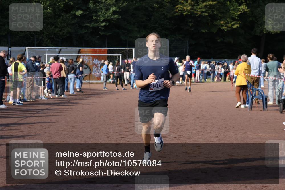27.09.2026 - 35. Volkslauf durch das schöne Alstertal Strokosch-Dieckow http://msf.ph/oto/10576084 27.09.2026 11:20:01 Ziel 3398, 3978 meine-sportfotos.de