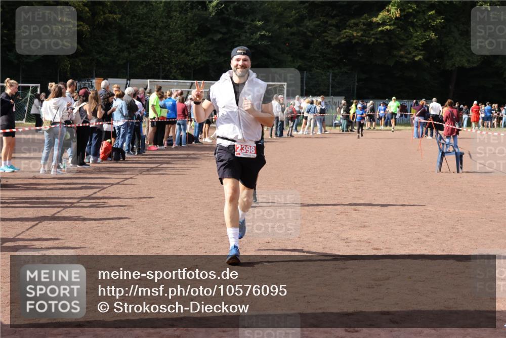 27.09.2026 - 35. Volkslauf durch das schöne Alstertal Strokosch-Dieckow http://msf.ph/oto/10576095 27.09.2026 12:30:24 Ziel 1074, 1104, 2398 meine-sportfotos.de