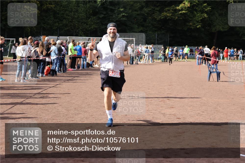 27.09.2026 - 35. Volkslauf durch das schöne Alstertal Strokosch-Dieckow http://msf.ph/oto/10576101 27.09.2026 12:30:25 Ziel 1074, 1104, 2398 meine-sportfotos.de