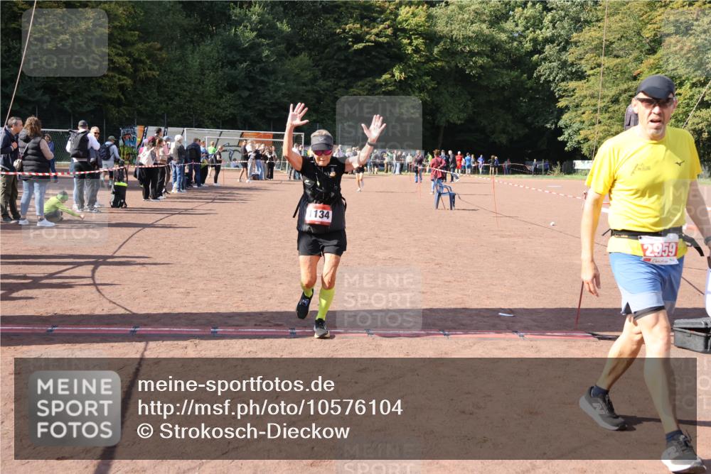 27.09.2026 - 35. Volkslauf durch das schöne Alstertal Strokosch-Dieckow http://msf.ph/oto/10576104 27.09.2026 12:38:04 Ziel 1134, 2341, 2959 meine-sportfotos.de