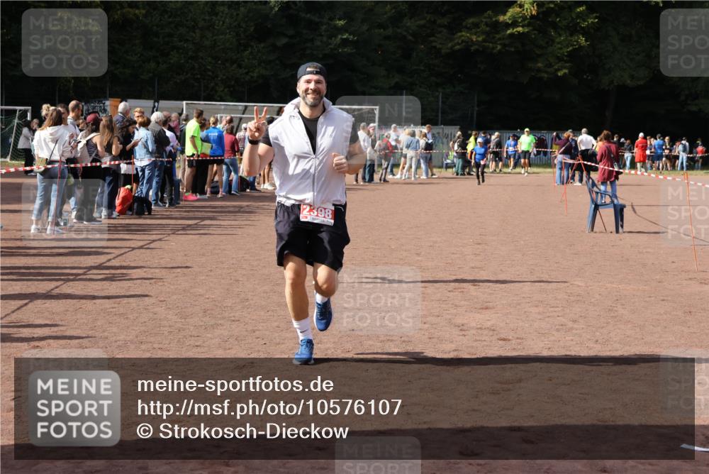 27.09.2026 - 35. Volkslauf durch das schöne Alstertal Strokosch-Dieckow http://msf.ph/oto/10576107 27.09.2026 12:30:25 Ziel 1074, 1104, 2398 meine-sportfotos.de