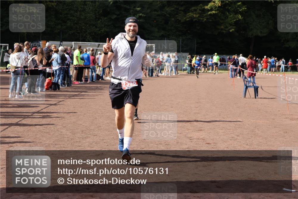 27.09.2026 - 35. Volkslauf durch das schöne Alstertal Strokosch-Dieckow http://msf.ph/oto/10576131 27.09.2026 12:30:25 Ziel 1074, 1104, 2398 meine-sportfotos.de