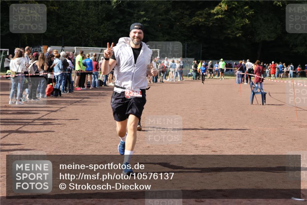 27.09.2026 - 35. Volkslauf durch das schöne Alstertal Strokosch-Dieckow http://msf.ph/oto/10576137 27.09.2026 12:30:25 Ziel 1074, 1104, 2398 meine-sportfotos.de