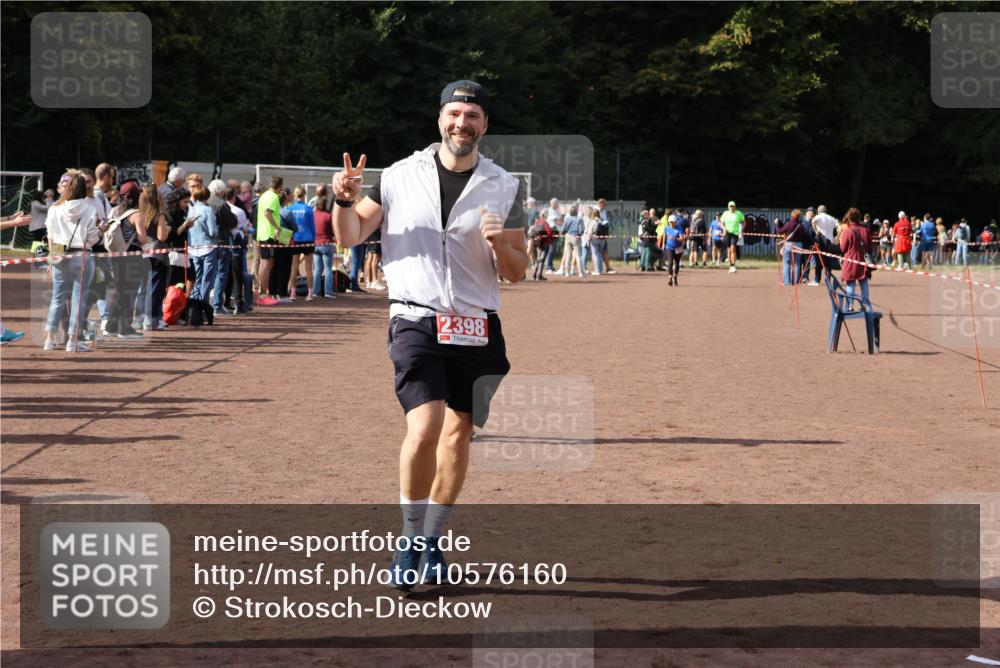 27.09.2026 - 35. Volkslauf durch das schöne Alstertal Strokosch-Dieckow http://msf.ph/oto/10576160 27.09.2026 12:30:25 Ziel 1074, 1104, 2398 meine-sportfotos.de