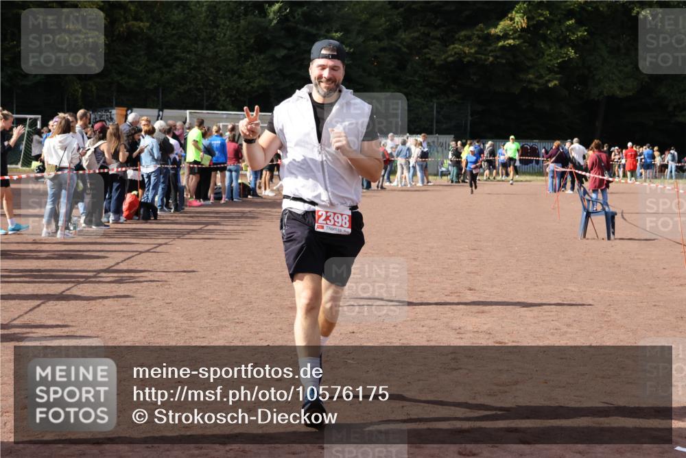 27.09.2026 - 35. Volkslauf durch das schöne Alstertal Strokosch-Dieckow http://msf.ph/oto/10576175 27.09.2026 12:30:25 Ziel 1074, 1104, 2398 meine-sportfotos.de