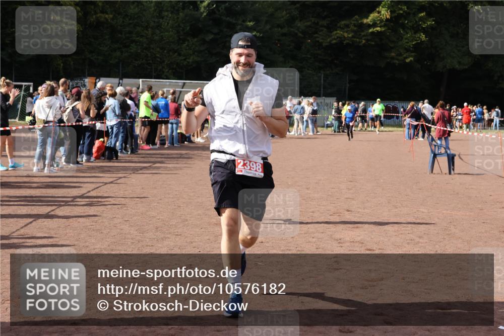 27.09.2026 - 35. Volkslauf durch das schöne Alstertal Strokosch-Dieckow http://msf.ph/oto/10576182 27.09.2026 12:30:25 Ziel 1074, 1104, 2398 meine-sportfotos.de