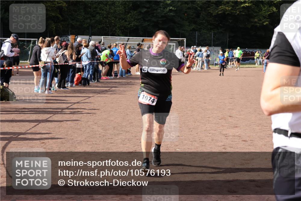 27.09.2026 - 35. Volkslauf durch das schöne Alstertal Strokosch-Dieckow http://msf.ph/oto/10576193 27.09.2026 12:30:27 Ziel 1074, 2398 meine-sportfotos.de