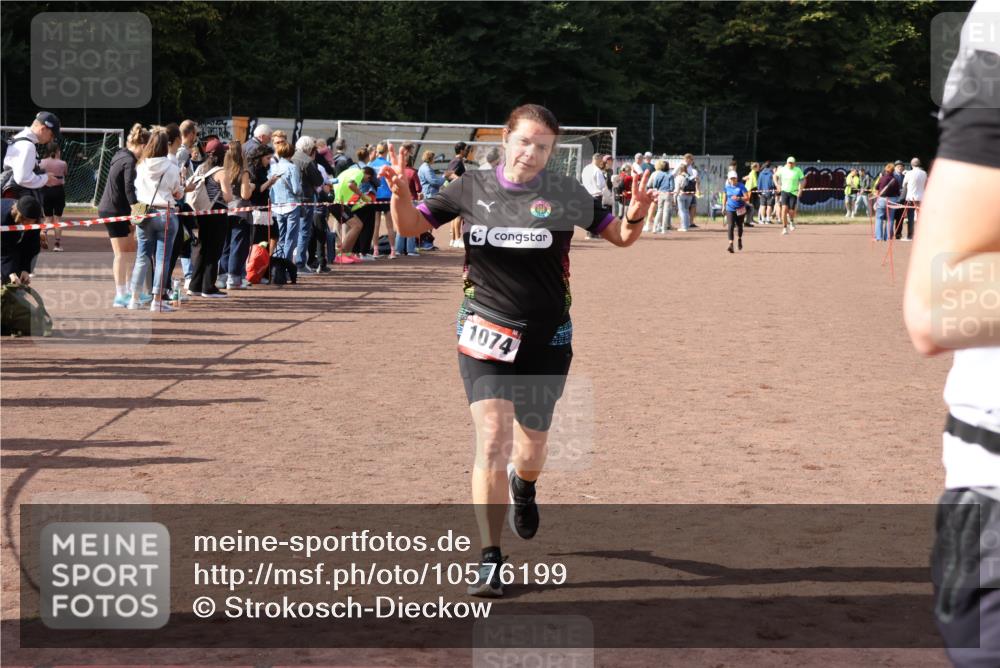 27.09.2026 - 35. Volkslauf durch das schöne Alstertal Strokosch-Dieckow http://msf.ph/oto/10576199 27.09.2026 12:30:27 Ziel 1074, 2398 meine-sportfotos.de
