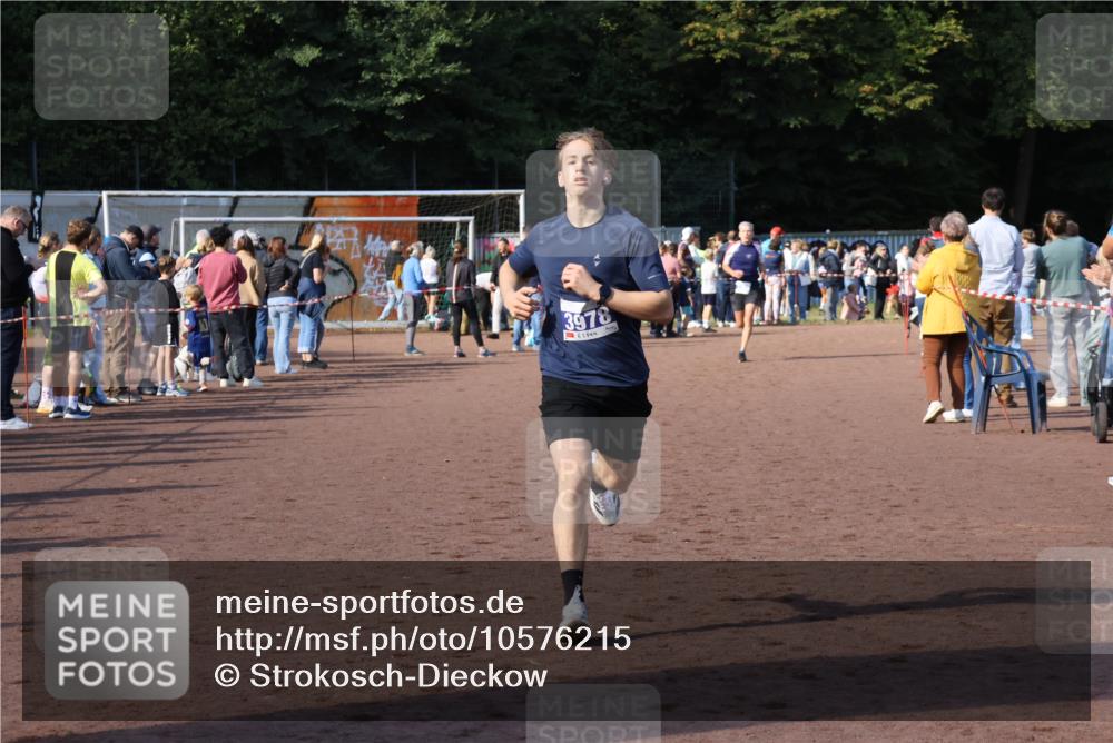 27.09.2026 - 35. Volkslauf durch das schöne Alstertal Strokosch-Dieckow http://msf.ph/oto/10576215 27.09.2026 11:20:01 Ziel 3398, 3978 meine-sportfotos.de