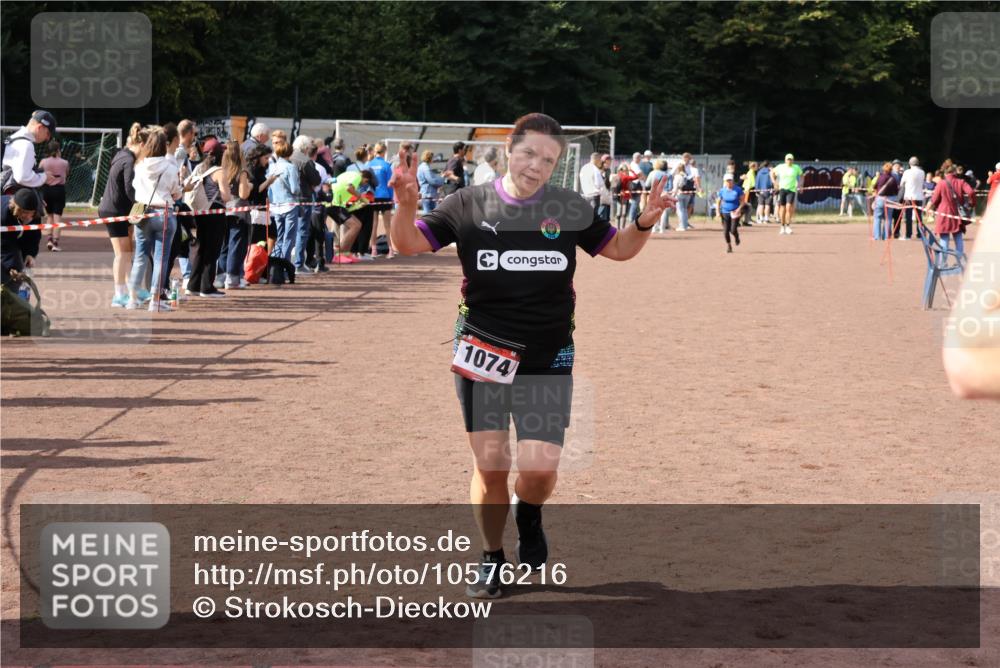 27.09.2026 - 35. Volkslauf durch das schöne Alstertal Strokosch-Dieckow http://msf.ph/oto/10576216 27.09.2026 12:30:27 Ziel 1074, 2398 meine-sportfotos.de