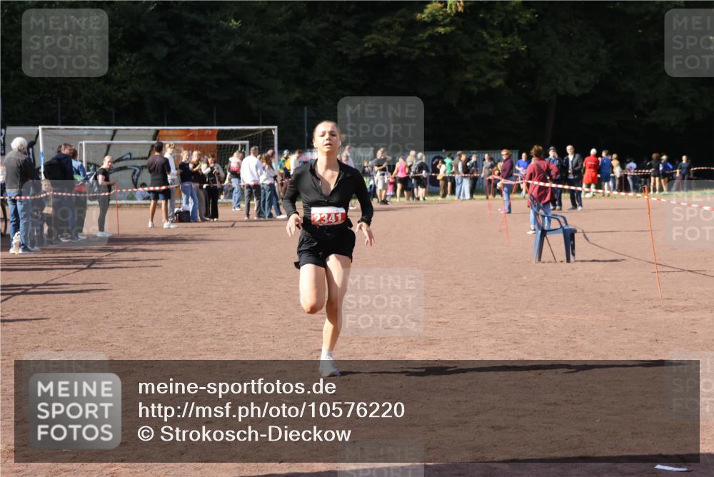 27.09.2026 - 35. Volkslauf durch das schöne Alstertal Strokosch-Dieckow http://msf.ph/oto/10576220 27.09.2026 12:38:09 Ziel 2341 meine-sportfotos.de