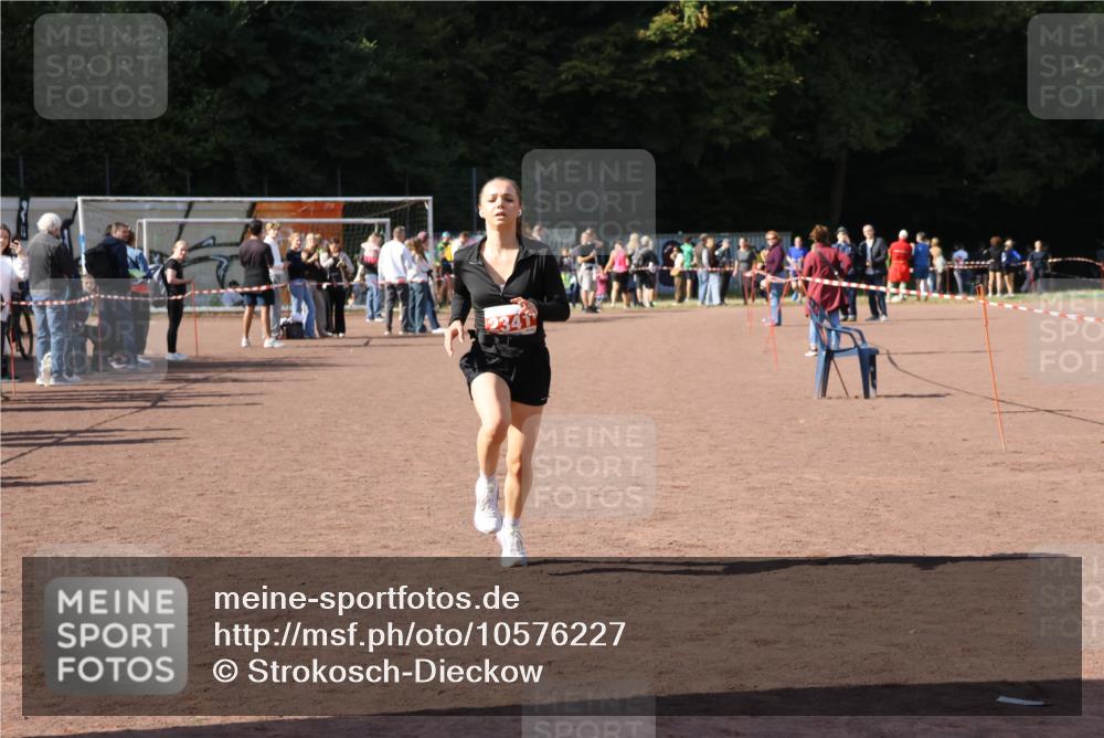 27.09.2026 - 35. Volkslauf durch das schöne Alstertal Strokosch-Dieckow http://msf.ph/oto/10576227 27.09.2026 12:38:10 Ziel 2341 meine-sportfotos.de