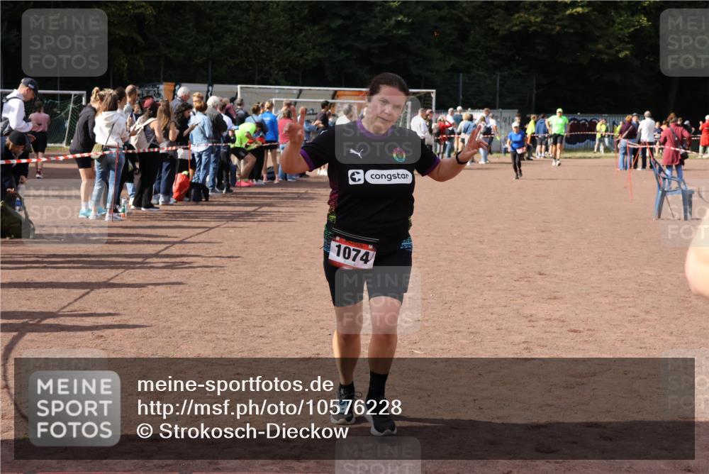 27.09.2026 - 35. Volkslauf durch das schöne Alstertal Strokosch-Dieckow http://msf.ph/oto/10576228 27.09.2026 12:30:27 Ziel 1074, 2398 meine-sportfotos.de