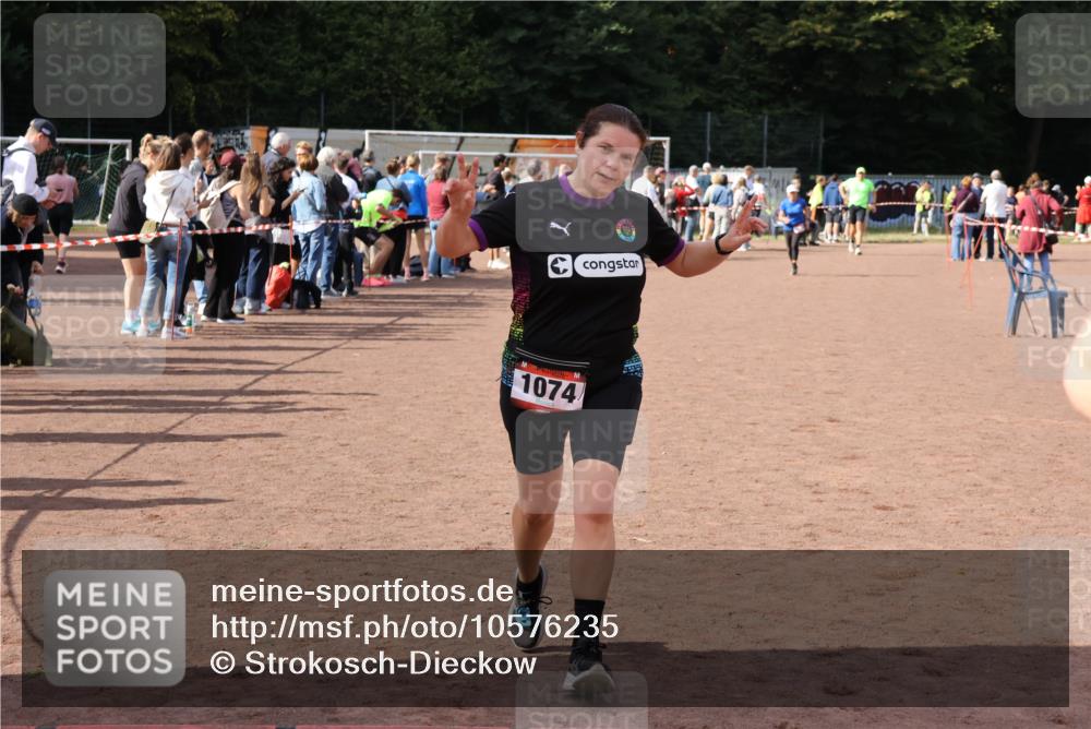 27.09.2026 - 35. Volkslauf durch das schöne Alstertal Strokosch-Dieckow http://msf.ph/oto/10576235 27.09.2026 12:30:27 Ziel 1074, 2398 meine-sportfotos.de