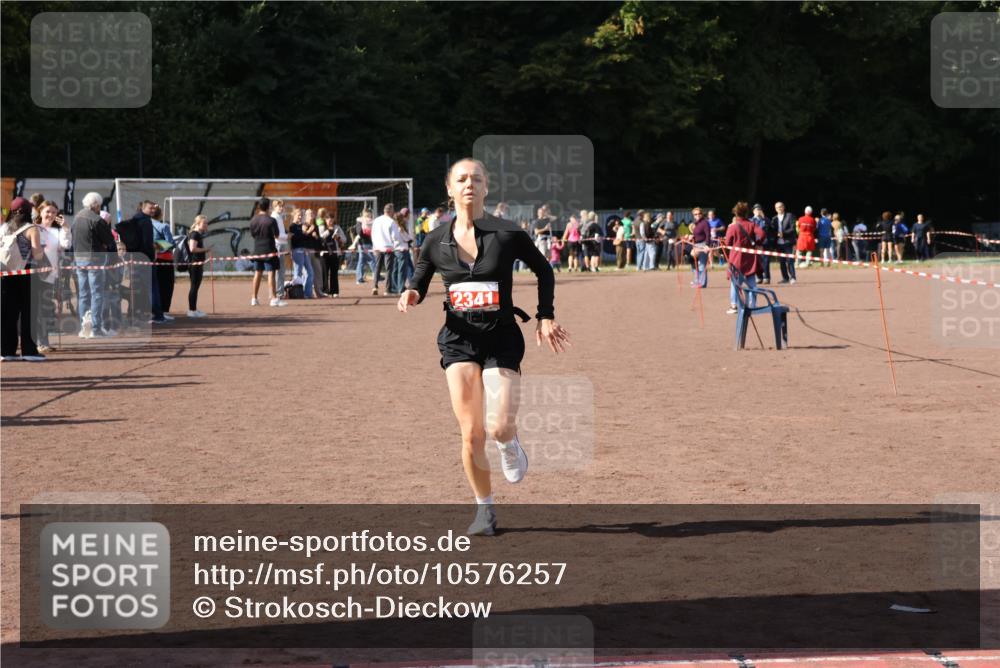 27.09.2026 - 35. Volkslauf durch das schöne Alstertal Strokosch-Dieckow http://msf.ph/oto/10576257 27.09.2026 12:38:10 Ziel 2341 meine-sportfotos.de