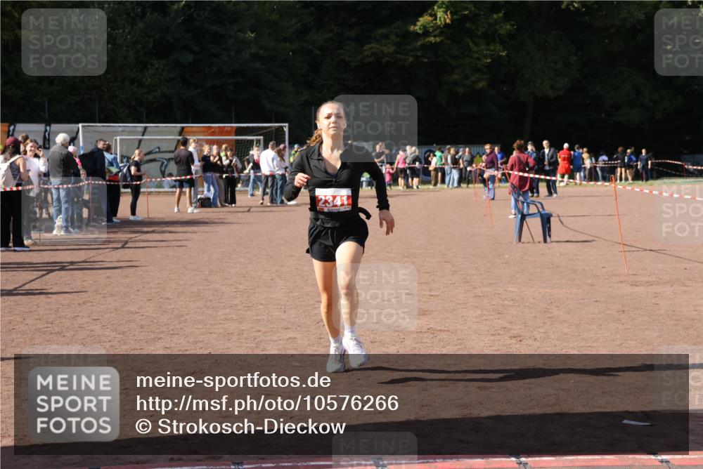 27.09.2026 - 35. Volkslauf durch das schöne Alstertal Strokosch-Dieckow http://msf.ph/oto/10576266 27.09.2026 12:38:10 Ziel 2341 meine-sportfotos.de