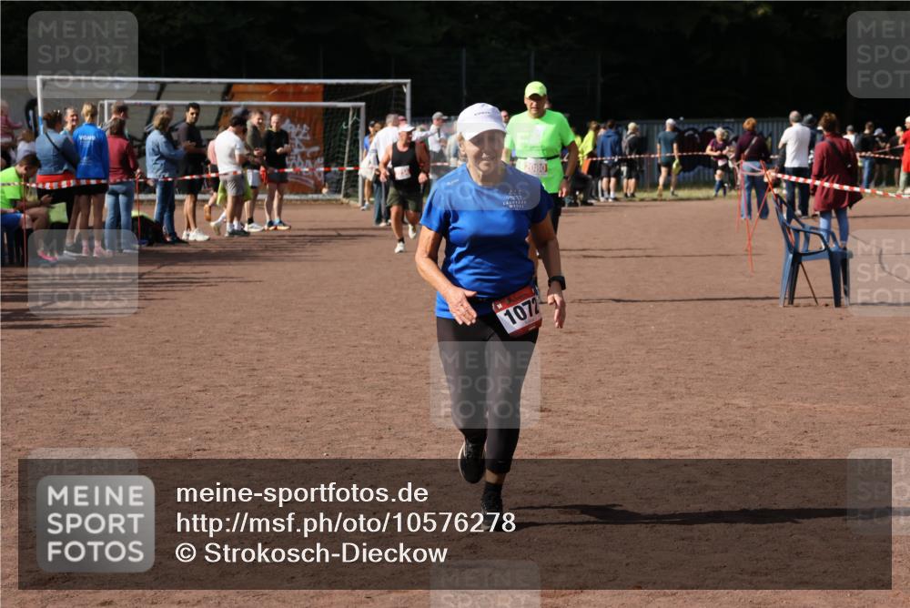 27.09.2026 - 35. Volkslauf durch das schöne Alstertal Strokosch-Dieckow http://msf.ph/oto/10576278 27.09.2026 12:30:39 Ziel 1072, 1647, 2080 meine-sportfotos.de