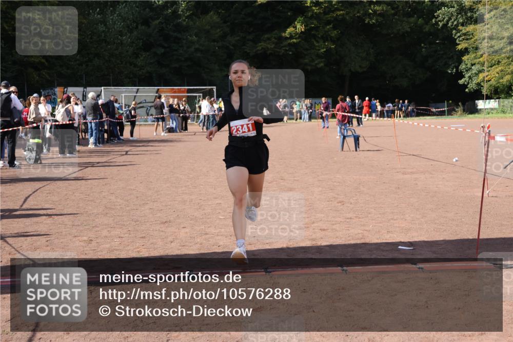 27.09.2026 - 35. Volkslauf durch das schöne Alstertal Strokosch-Dieckow http://msf.ph/oto/10576288 27.09.2026 12:38:10 Ziel 2341 meine-sportfotos.de
