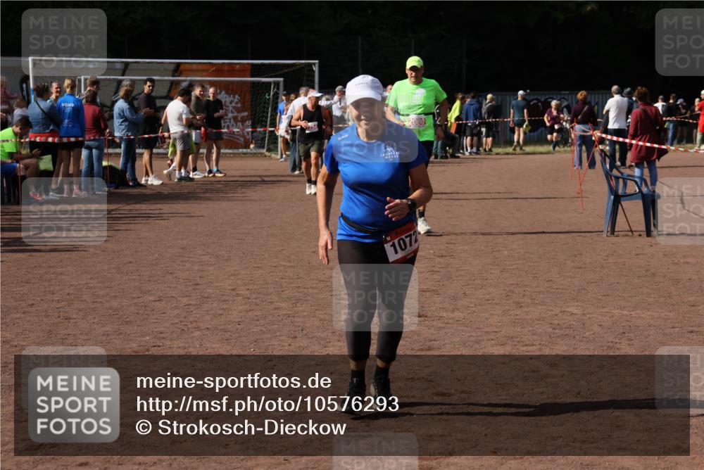 27.09.2026 - 35. Volkslauf durch das schöne Alstertal Strokosch-Dieckow http://msf.ph/oto/10576293 27.09.2026 12:30:39 Ziel 1072, 1647, 2080 meine-sportfotos.de