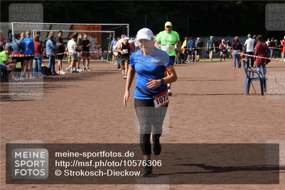 27.09.2026 - 35. Volkslauf durch das schöne Alstertal Strokosch-Dieckow http://msf.ph/oto/10576306 27.09.2026 12:30:39 Ziel 1072, 1647, 2080 meine-sportfotos.de