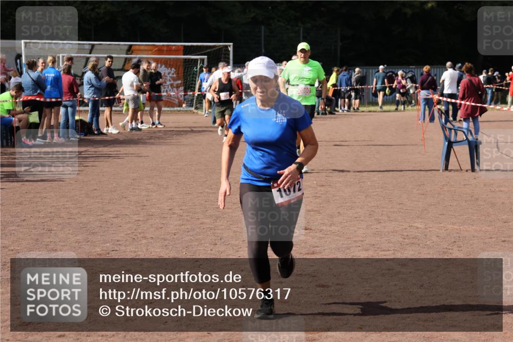 27.09.2026 - 35. Volkslauf durch das schöne Alstertal Strokosch-Dieckow http://msf.ph/oto/10576317 27.09.2026 12:30:39 Ziel 1072, 1647, 2080 meine-sportfotos.de