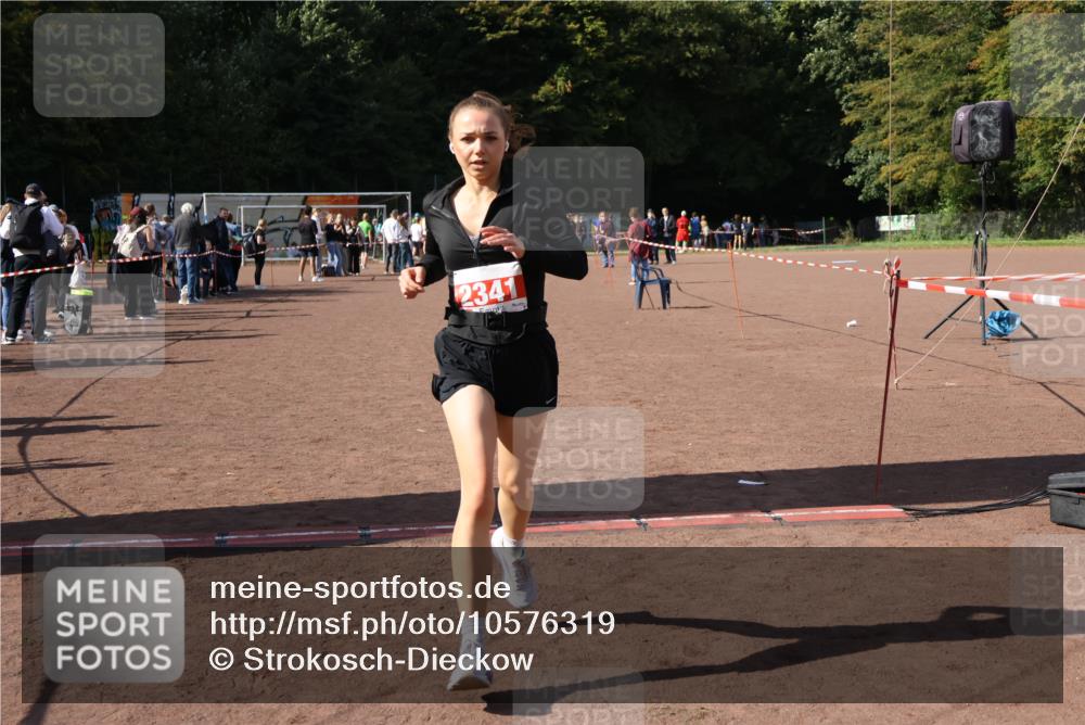 27.09.2026 - 35. Volkslauf durch das schöne Alstertal Strokosch-Dieckow http://msf.ph/oto/10576319 27.09.2026 12:38:11 Ziel 2341 meine-sportfotos.de