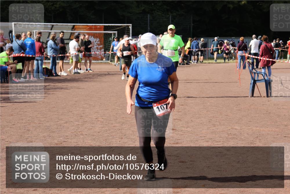 27.09.2026 - 35. Volkslauf durch das schöne Alstertal Strokosch-Dieckow http://msf.ph/oto/10576324 27.09.2026 12:30:39 Ziel 1072, 1647, 2080 meine-sportfotos.de