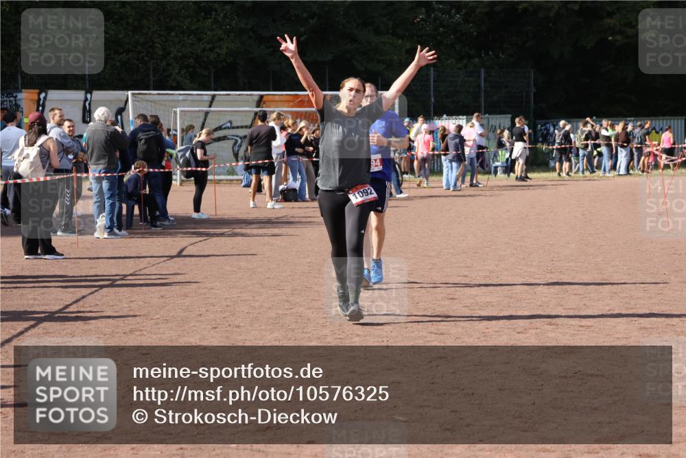 27.09.2026 - 35. Volkslauf durch das schöne Alstertal Strokosch-Dieckow http://msf.ph/oto/10576325 27.09.2026 12:38:28 Ziel 1092, 2194 meine-sportfotos.de