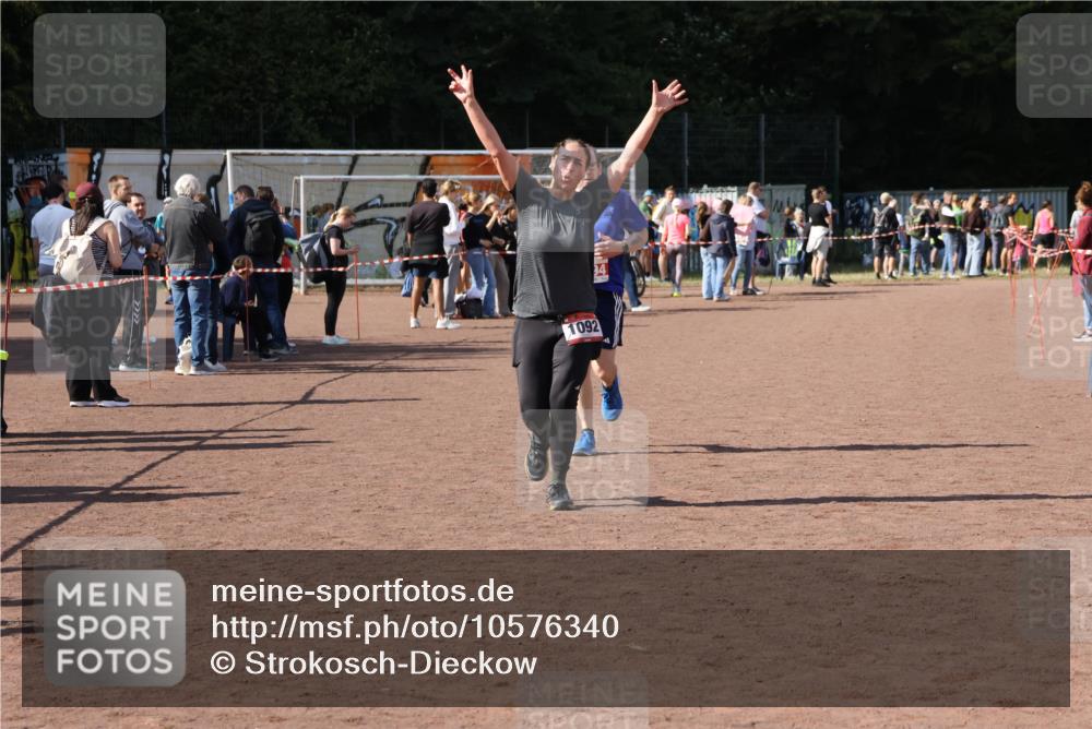 27.09.2026 - 35. Volkslauf durch das schöne Alstertal Strokosch-Dieckow http://msf.ph/oto/10576340 27.09.2026 12:38:28 Ziel 1092, 2194 meine-sportfotos.de