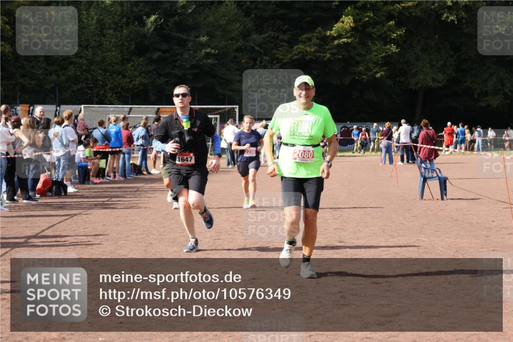 27.09.2026 - 35. Volkslauf durch das schöne Alstertal Strokosch-Dieckow http://msf.ph/oto/10576349 27.09.2026 12:30:44 Ziel 1072, 1647, 2080, 2230, 2234 meine-sportfotos.de