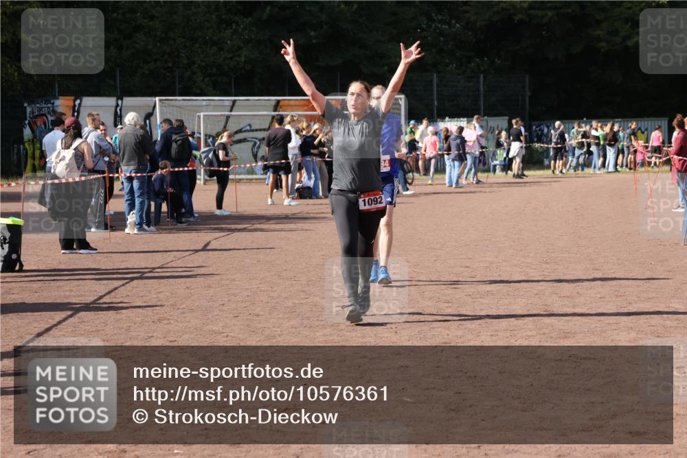 27.09.2026 - 35. Volkslauf durch das schöne Alstertal Strokosch-Dieckow http://msf.ph/oto/10576361 27.09.2026 12:38:29 Ziel 1092, 2194 meine-sportfotos.de