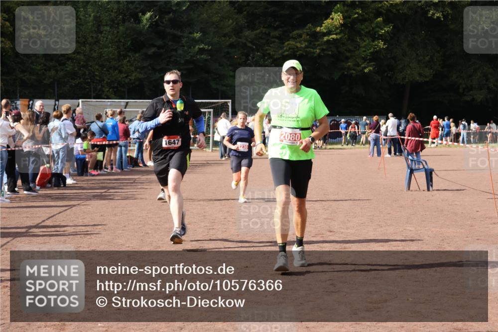 27.09.2026 - 35. Volkslauf durch das schöne Alstertal Strokosch-Dieckow http://msf.ph/oto/10576366 27.09.2026 12:30:44 Ziel 1072, 1647, 2080, 2230, 2234 meine-sportfotos.de