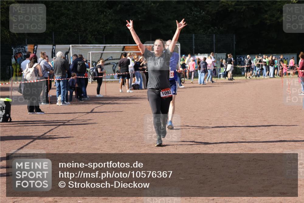 27.09.2026 - 35. Volkslauf durch das schöne Alstertal Strokosch-Dieckow http://msf.ph/oto/10576367 27.09.2026 12:38:29 Ziel 1092, 2194 meine-sportfotos.de