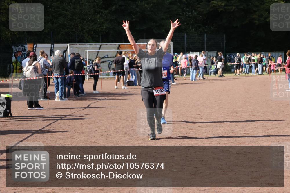 27.09.2026 - 35. Volkslauf durch das schöne Alstertal Strokosch-Dieckow http://msf.ph/oto/10576374 27.09.2026 12:38:29 Ziel 1092, 2194 meine-sportfotos.de