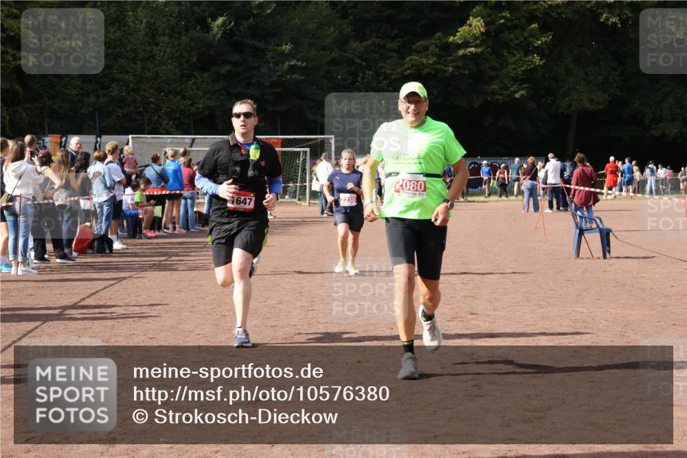 27.09.2026 - 35. Volkslauf durch das schöne Alstertal Strokosch-Dieckow http://msf.ph/oto/10576380 27.09.2026 12:30:44 Ziel 1072, 1647, 2080, 2230, 2234 meine-sportfotos.de