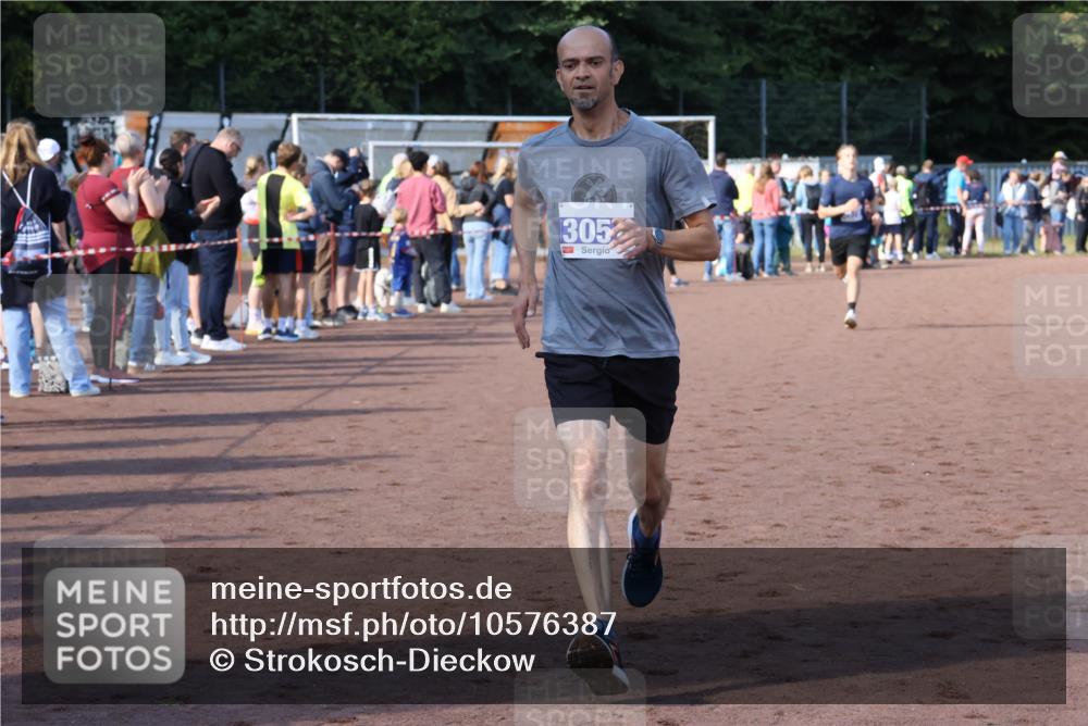 27.09.2026 - 35. Volkslauf durch das schöne Alstertal Strokosch-Dieckow http://msf.ph/oto/10576387 27.09.2026 11:19:56 Ziel 3057, 3978 meine-sportfotos.de