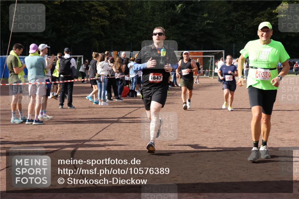 27.09.2026 - 35. Volkslauf durch das schöne Alstertal Strokosch-Dieckow http://msf.ph/oto/10576389 27.09.2026 12:30:44 Ziel 1072, 1647, 2080, 2230, 2234 meine-sportfotos.de