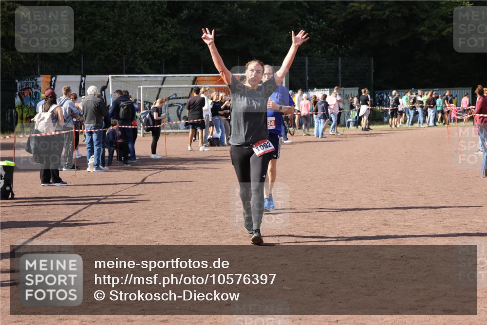 27.09.2026 - 35. Volkslauf durch das schöne Alstertal Strokosch-Dieckow http://msf.ph/oto/10576397 27.09.2026 12:38:29 Ziel 1092, 2194 meine-sportfotos.de