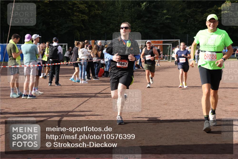 27.09.2026 - 35. Volkslauf durch das schöne Alstertal Strokosch-Dieckow http://msf.ph/oto/10576399 27.09.2026 12:30:44 Ziel 1072, 1647, 2080, 2230, 2234 meine-sportfotos.de