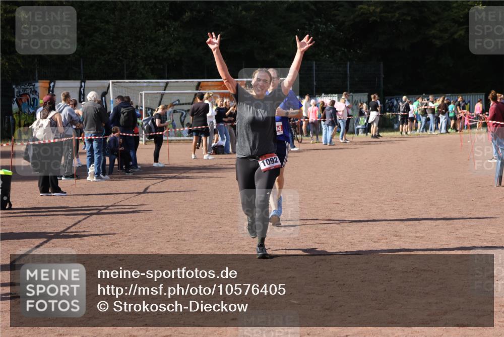 27.09.2026 - 35. Volkslauf durch das schöne Alstertal Strokosch-Dieckow http://msf.ph/oto/10576405 27.09.2026 12:38:29 Ziel 1092, 2194 meine-sportfotos.de