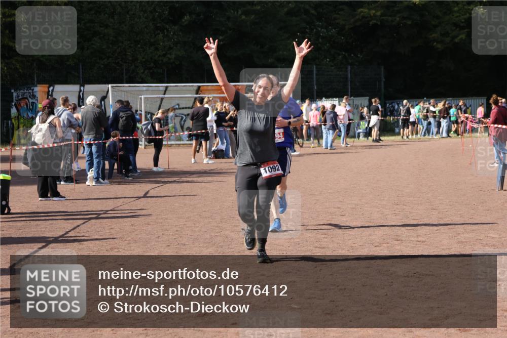 27.09.2026 - 35. Volkslauf durch das schöne Alstertal Strokosch-Dieckow http://msf.ph/oto/10576412 27.09.2026 12:38:29 Ziel 1092, 2194 meine-sportfotos.de