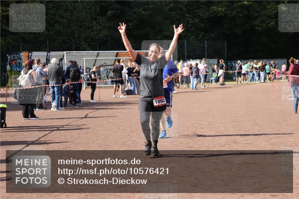 27.09.2026 - 35. Volkslauf durch das schöne Alstertal Strokosch-Dieckow http://msf.ph/oto/10576421 27.09.2026 12:38:29 Ziel 1092, 2194 meine-sportfotos.de