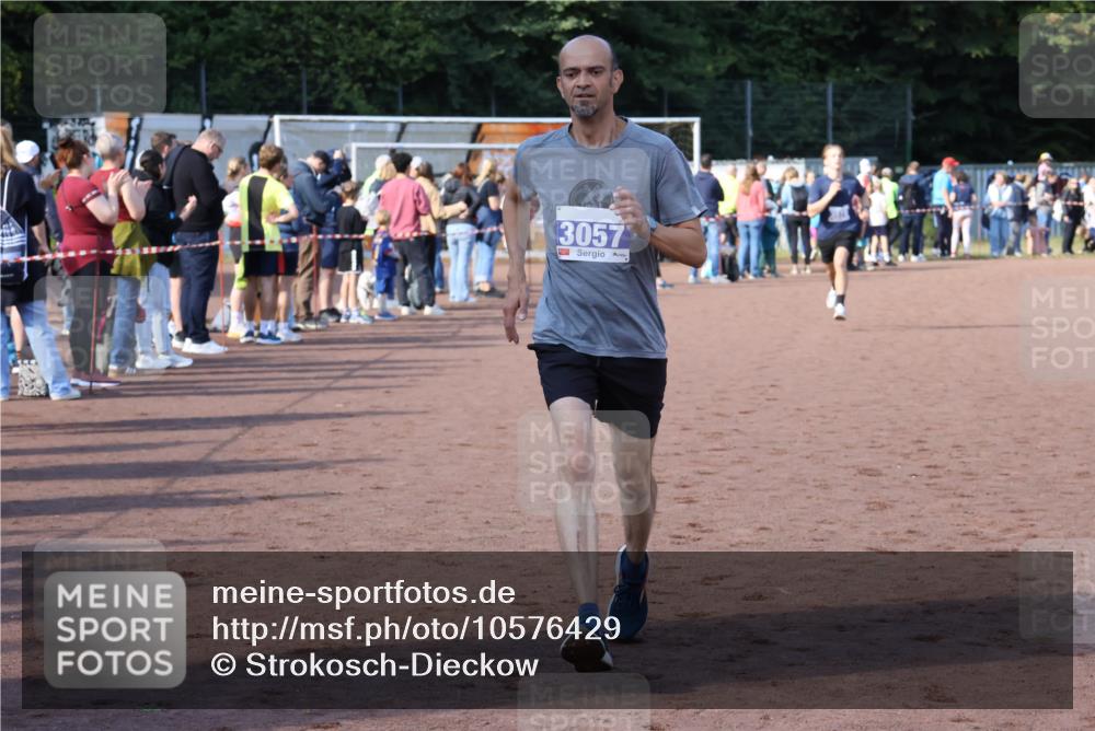 27.09.2026 - 35. Volkslauf durch das schöne Alstertal Strokosch-Dieckow http://msf.ph/oto/10576429 27.09.2026 11:19:56 Ziel 3057, 3978 meine-sportfotos.de