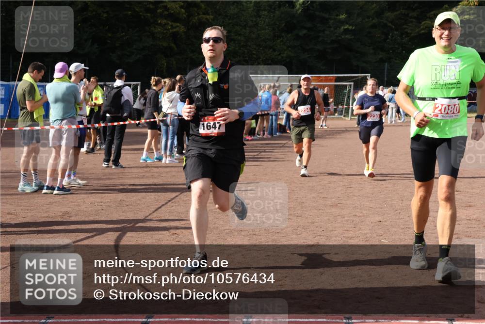 27.09.2026 - 35. Volkslauf durch das schöne Alstertal Strokosch-Dieckow http://msf.ph/oto/10576434 27.09.2026 12:30:45 Ziel 1647, 2080, 2230, 2234 meine-sportfotos.de